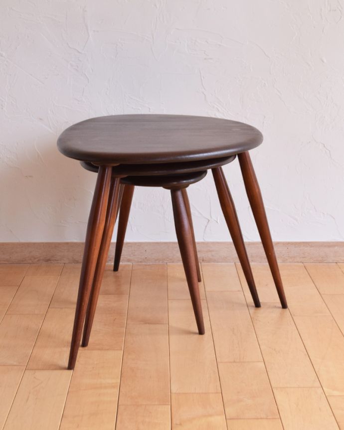 アーコールの家具　アンティーク家具　優れたデザイン性は現代でも人気、アーコール社のかわいいネストテーブル。アーコールのテーブルは不動の人気。(x-910-f)