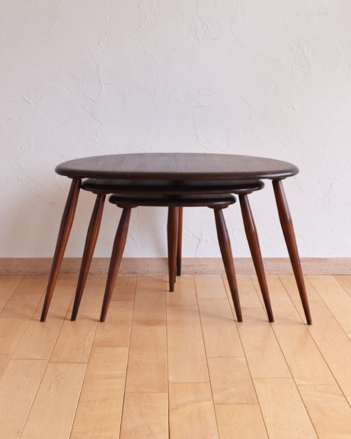 アーコールの家具　アンティーク家具　優れたデザイン性は現代でも人気、アーコール社のかわいいネストテーブル。温かみのある落ち着いた色です。(x-910-f)