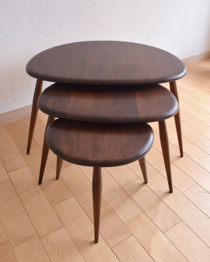 アーコールの家具　アンティーク家具　優れたデザイン性は現代でも人気、アーコール社のかわいいネストテーブル。このように美しく、コンパクトになります。(x-910-f)