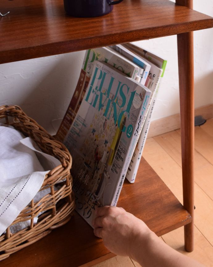 ロイドテーブル　アンティーク家具　フランスの家具、リビングや寝室で使える持ち手付きのヴィンテージサイドテーブル。雑誌やA4ファイルが余裕で収まる大きな空間です。(x-911-f)