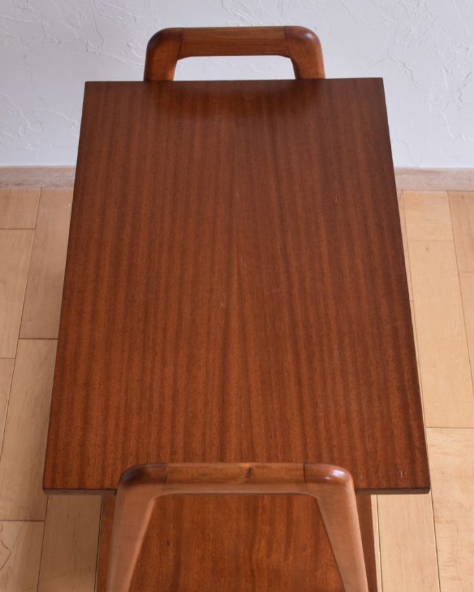 ロイドテーブル　アンティーク家具　フランスの家具、リビングや寝室で使える持ち手付きのヴィンテージサイドテーブル。天板もキレイに仕上げました。(x-911-f)