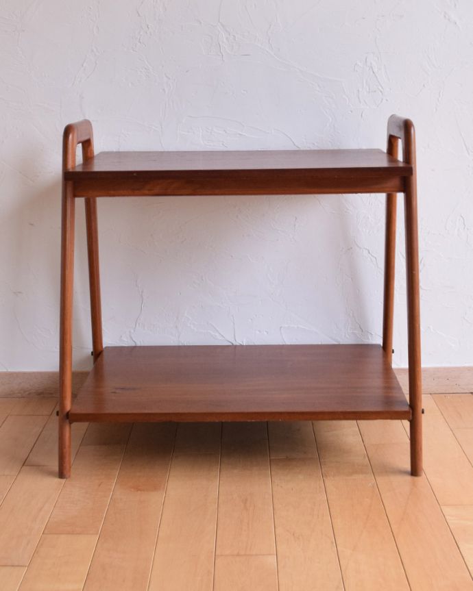 ロイドテーブル　アンティーク家具　フランスの家具、リビングや寝室で使える持ち手付きのヴィンテージサイドテーブル。※アンティークは新品ではないので、もちろん経年変化によるキズはありますが、専門の職人が目立たないようキレイにお直しをしているので、後姿までキレイです。(x-911-f)