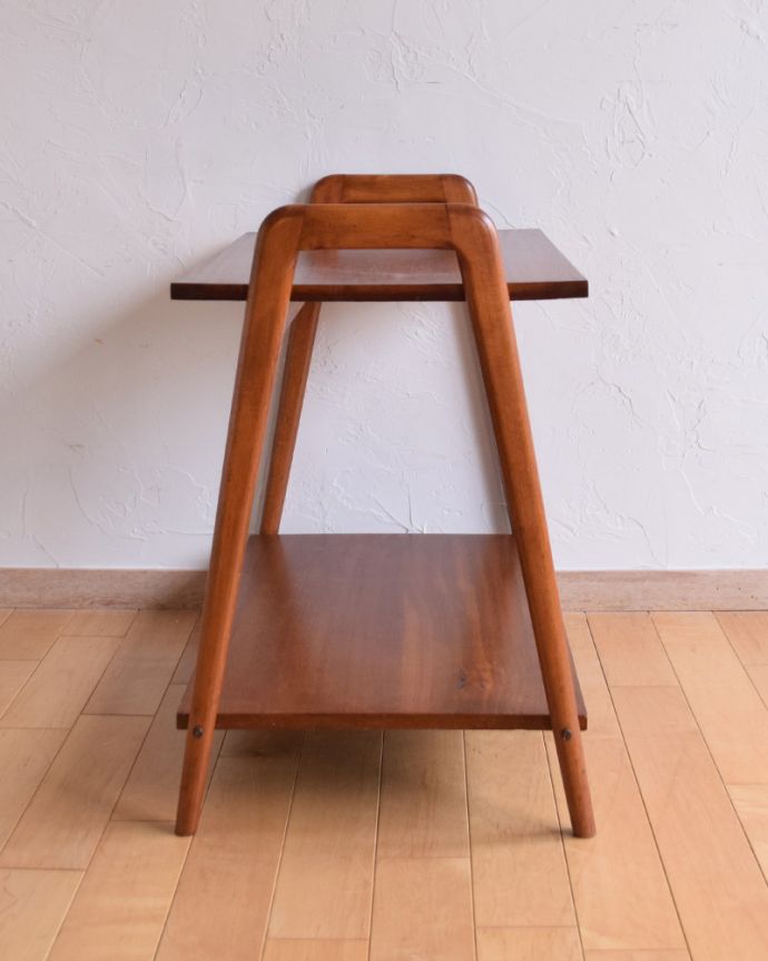 ロイドテーブル　アンティーク家具　フランスの家具、リビングや寝室で使える持ち手付きのヴィンテージサイドテーブル。サイドから見ても絵になります。(x-911-f)