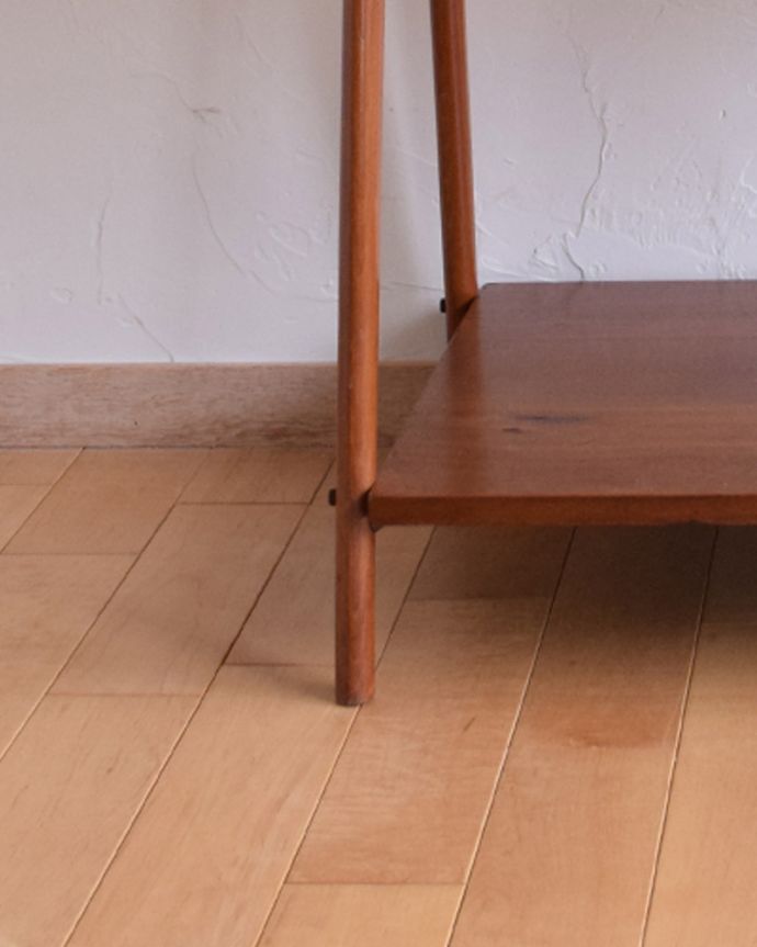 ロイドテーブル　アンティーク家具　フランスの家具、リビングや寝室で使える持ち手付きのヴィンテージサイドテーブル。きちんと支えます。(x-911-f)