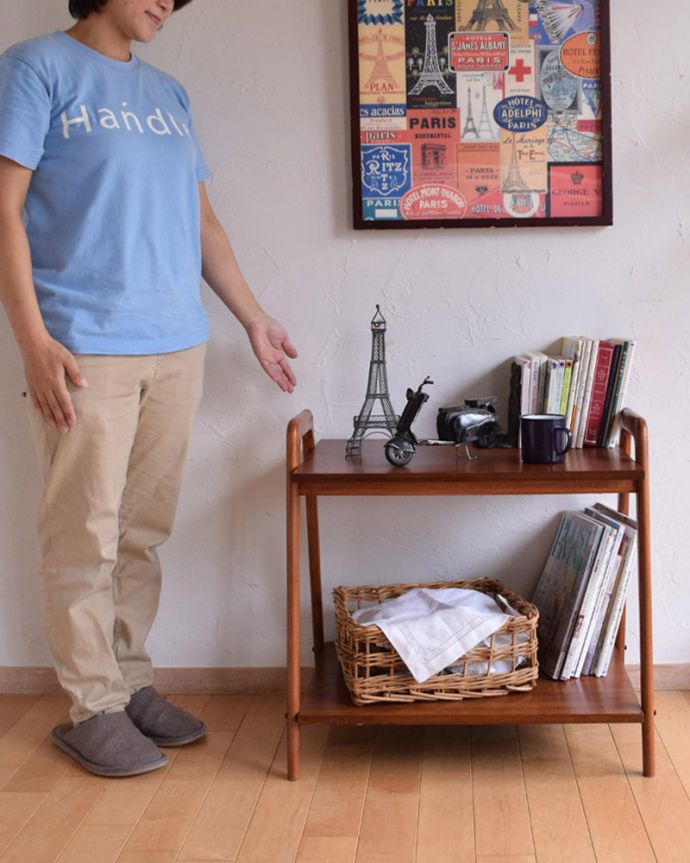 ロイドテーブル　アンティーク家具　フランスの家具、リビングや寝室で使える持ち手付きのヴィンテージサイドテーブル。ベッドやソファの横など、どこにでもちょこんと置けるコンパクトサイズで便利です。(x-911-f)