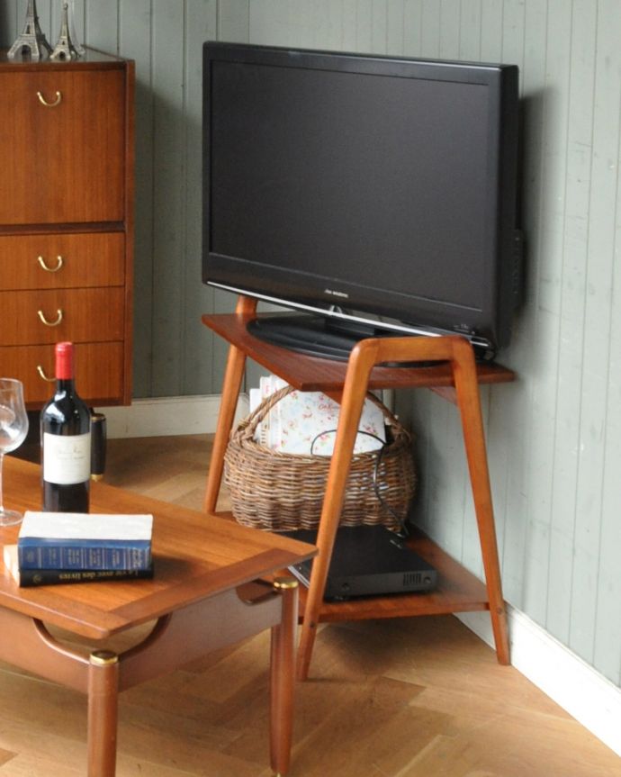 ロイドテーブル　アンティーク家具　フランスの家具、リビングや寝室で使える持ち手付きのヴィンテージサイドテーブル。使い方は自由！がアンティークなんですサイドテーブルなんだろうけれど、テレビを乗せてテレビ台にしてみたら丁度良い！下の棚にＤＶＤデッキを置いて使えばリビングでも大活躍です。(x-911-f)