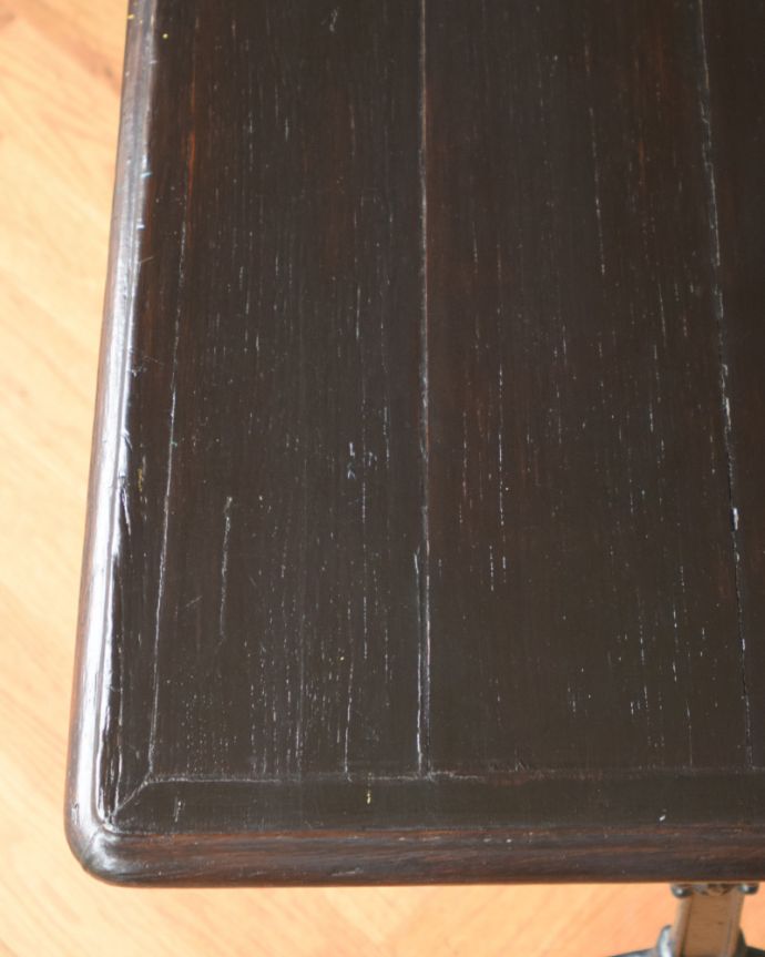 アンティークのテーブル　アンティーク家具　木とアイアンの異素材の組み合わせがオシャレなアンティークのカフェテーブル。角が丸いので小さなお子様にも安心です。(x-912-f)