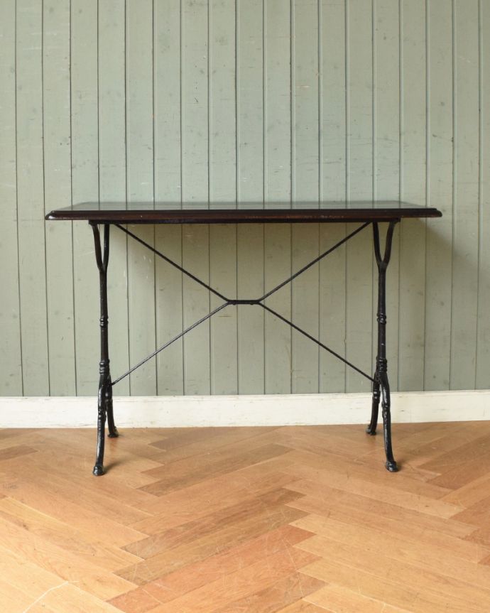 アンティークのテーブル　アンティーク家具　木とアイアンの異素材の組み合わせがオシャレなアンティークのカフェテーブル。アンティークは新品ではないので、もちろん経年変化によるキズはありますが、専門の職人が目立たないようキレイにお直しをしているので、後姿までキレイです。(x-912-f)