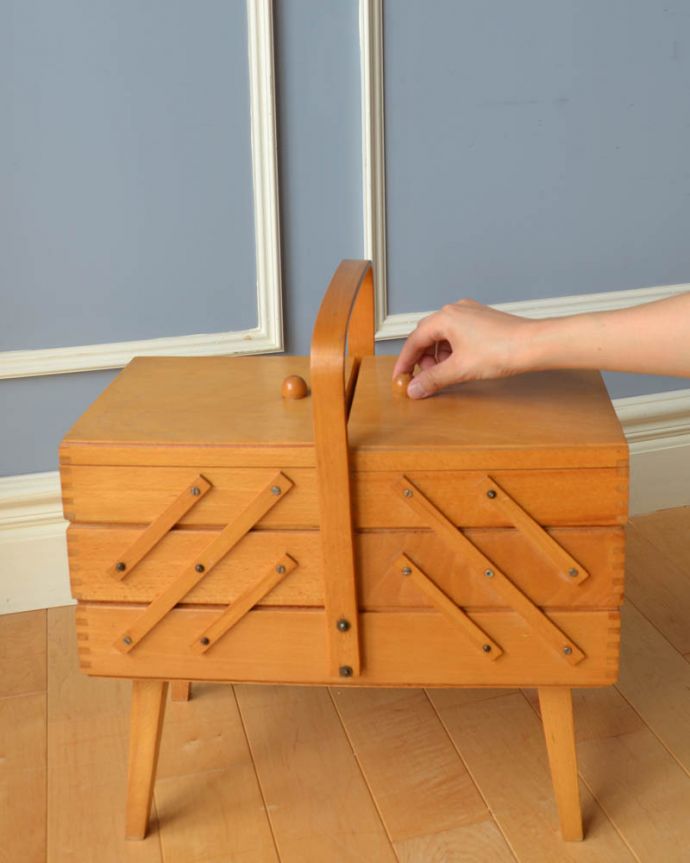 ソーイングボックス　アンティーク家具　可愛くオシャレに収納上手。イギリスの可愛いアンティーク　脚付きソーイングボックス。キチンとメンテナンスしてありますので、隙間なくピッタリ収まります。(x-913-f)