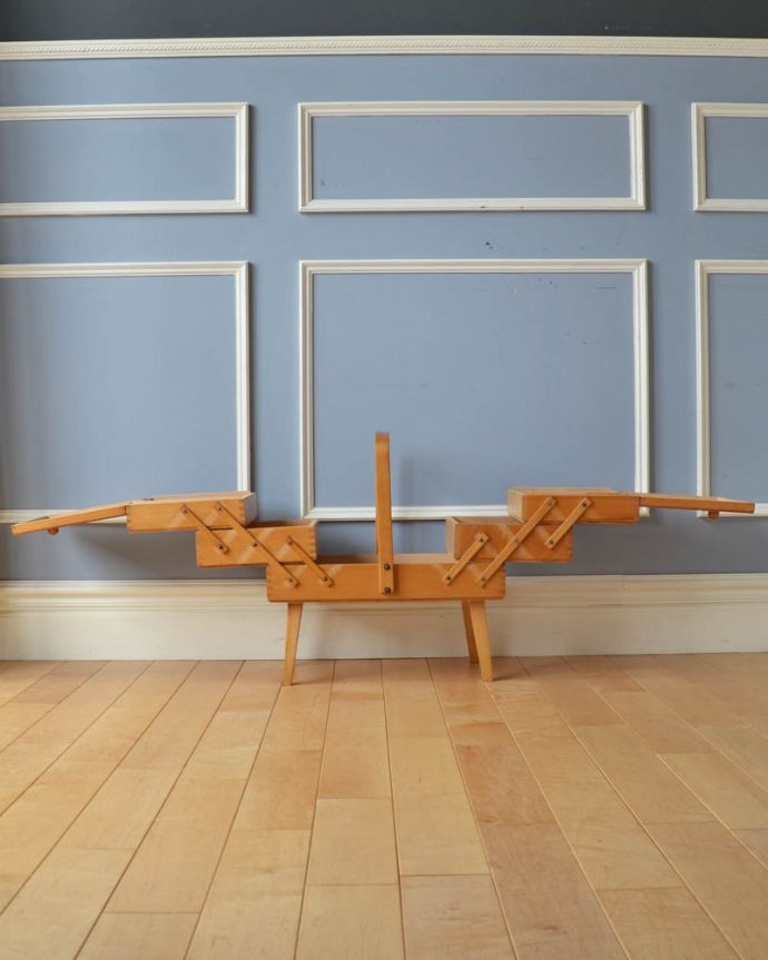 ソーイングボックス　アンティーク家具　可愛くオシャレに収納上手。イギリスの可愛いアンティーク　脚付きソーイングボックス。見てください！こんな風に広がるんです。(x-913-f)