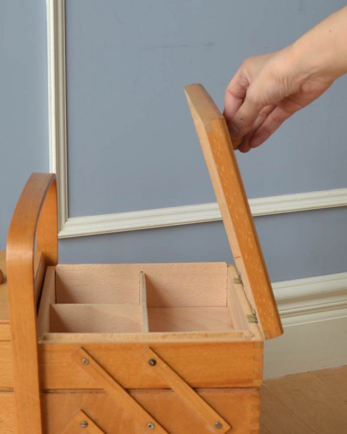 ソーイングボックス　アンティーク家具　可愛くオシャレに収納上手。イギリスの可愛いアンティーク　脚付きソーイングボックス。箱のふたには取っ手が付いています。(x-913-f)