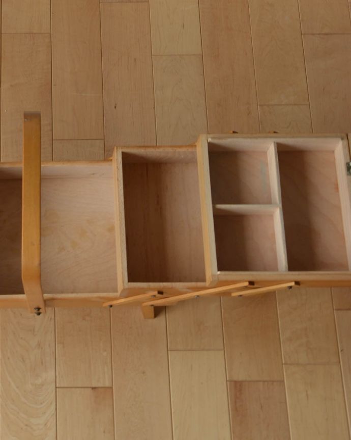 ソーイングボックス　アンティーク家具　可愛くオシャレに収納上手。イギリスの可愛いアンティーク　脚付きソーイングボックス。アンティークは新品ではないので、経年変化によるキズはありますが、専門の職人によって目立たないようにキレイにお直しをしています。(x-913-f)