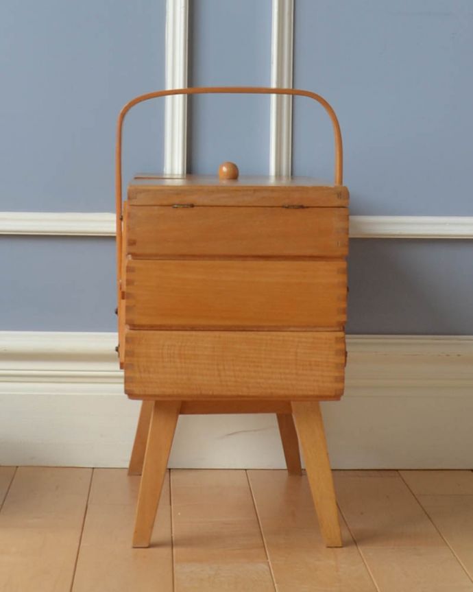 ソーイングボックス　アンティーク家具　可愛くオシャレに収納上手。イギリスの可愛いアンティーク　脚付きソーイングボックス。持ち手があるので、持ち運びもラクラクです。(x-913-f)