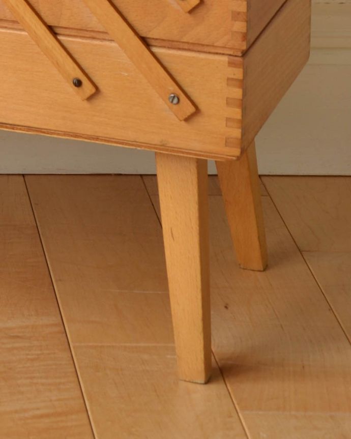 ソーイングボックス　アンティーク家具　可愛くオシャレに収納上手。イギリスの可愛いアンティーク　脚付きソーイングボックス。ハの字に開いた脚です。(x-913-f)