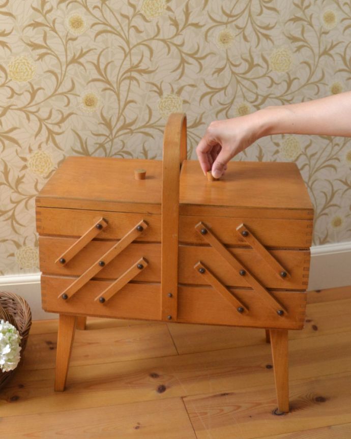 ソーイングボックス アンティーク家具 飾りながら使える木製のナチュラルなアンティークソーイングボックス。キチンとメンテナンスしてありますので、隙間なくピッタリ収まります。(x-915-f)