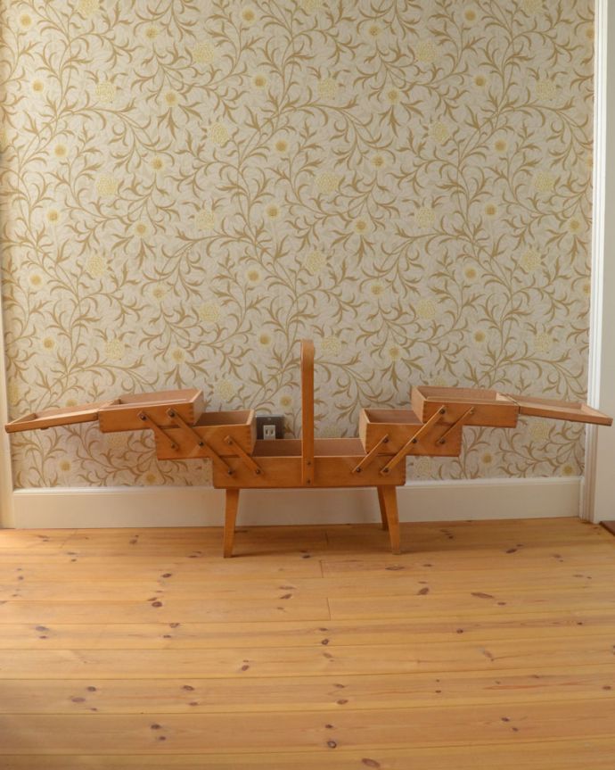 ソーイングボックス アンティーク家具 飾りながら使える木製のナチュラルなアンティークソーイングボックス。見てください!こんな風に広がるんです。(x-915-f)