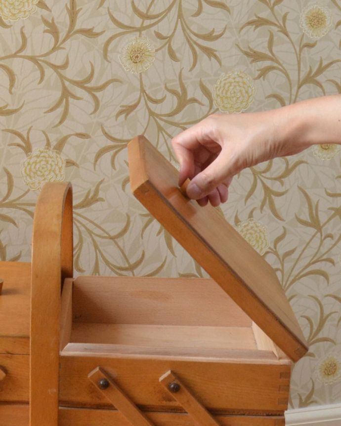 ソーイングボックス アンティーク家具 飾りながら使える木製のナチュラルなアンティークソーイングボックス。箱のふたには取っ手が付いています。(x-915-f)