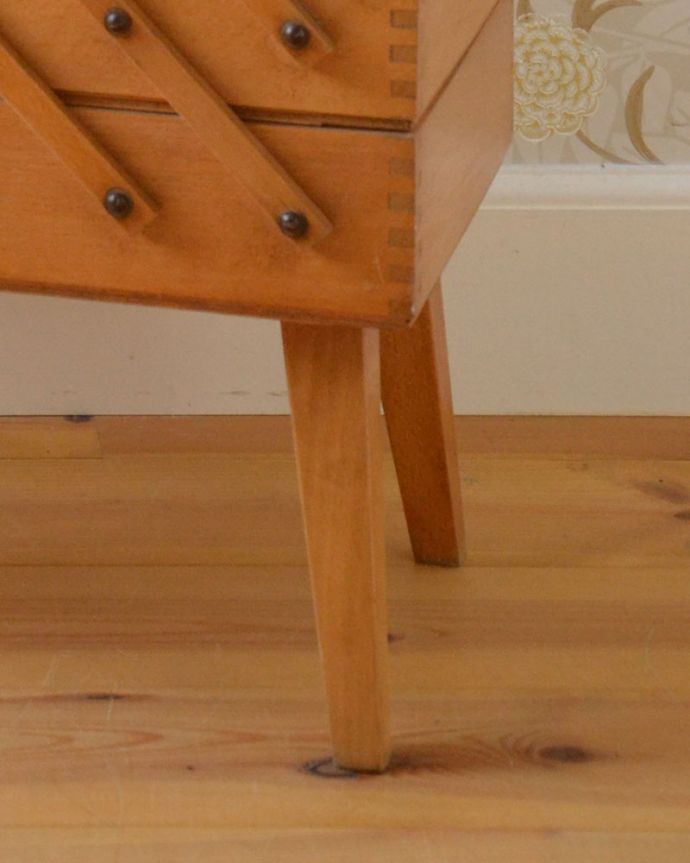 ソーイングボックス アンティーク家具 飾りながら使える木製のナチュラルなアンティークソーイングボックス。ハの字に開いた脚です。(x-915-f)