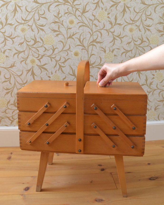 ソーイングボックス アンティーク家具 可愛い脚付き、小物収納にぴったりなアンティークソーイングボックス。キチンとメンテナンスしてありますので、隙間なくピッタリ収まります。(x-916-f)