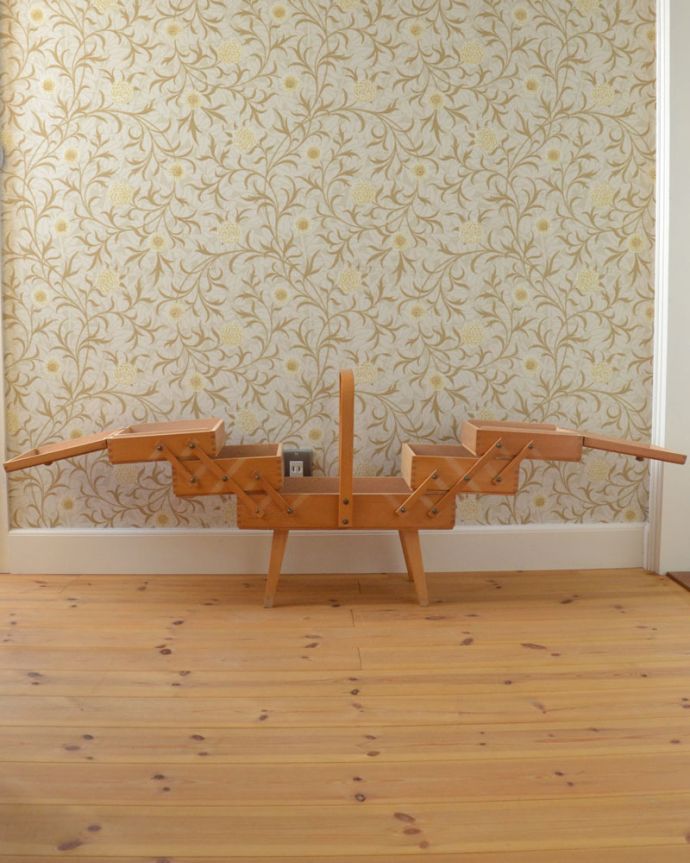 ソーイングボックス アンティーク家具 可愛い脚付き、小物収納にぴったりなアンティークソーイングボックス。見てください!こんな風に広がるんです。(x-916-f)