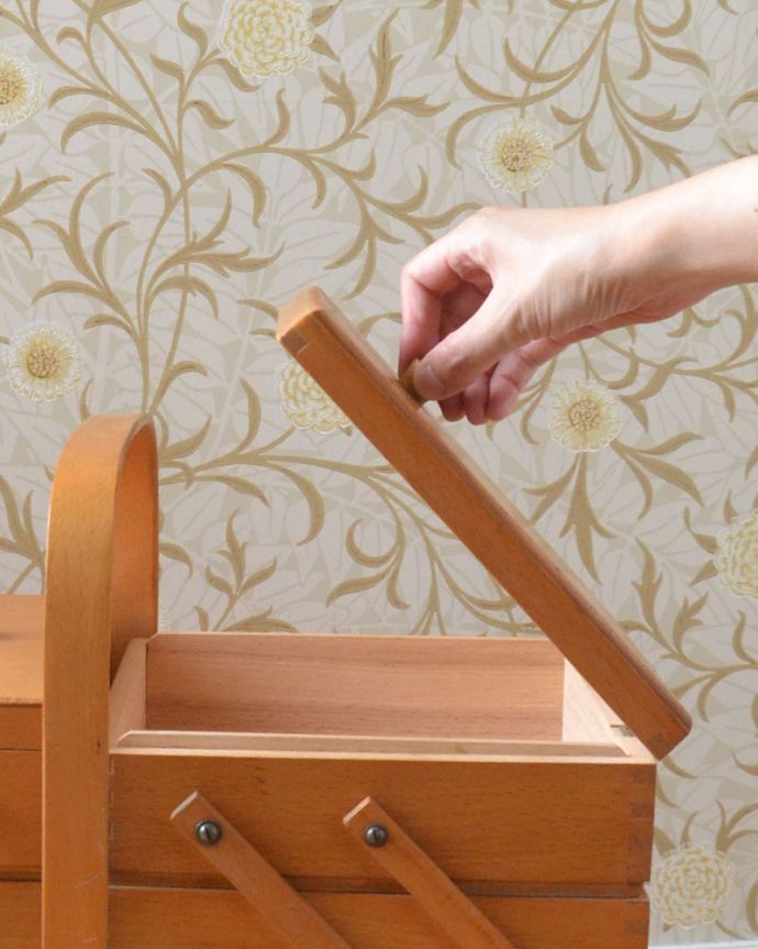 ソーイングボックス アンティーク家具 可愛い脚付き、小物収納にぴったりなアンティークソーイングボックス。箱のふたには取っ手が付いています。(x-916-f)