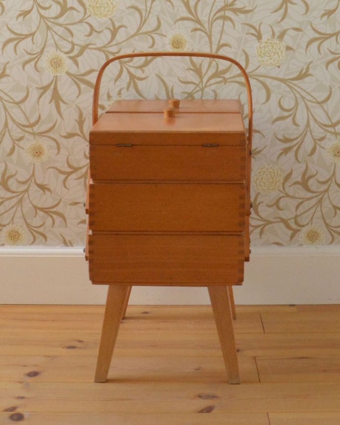 ソーイングボックス アンティーク家具 可愛い脚付き、小物収納にぴったりなアンティークソーイングボックス。持ち手があるので、持ち運びもラクラクです。(x-916-f)