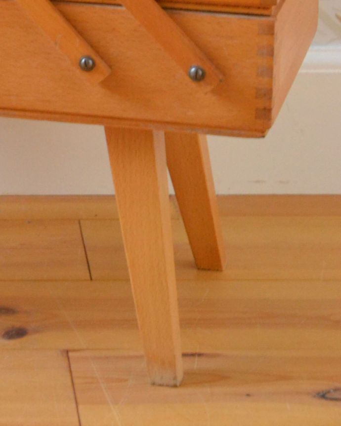 ソーイングボックス アンティーク家具 可愛い脚付き、小物収納にぴったりなアンティークソーイングボックス。ハの字に開いた脚です。(x-916-f)