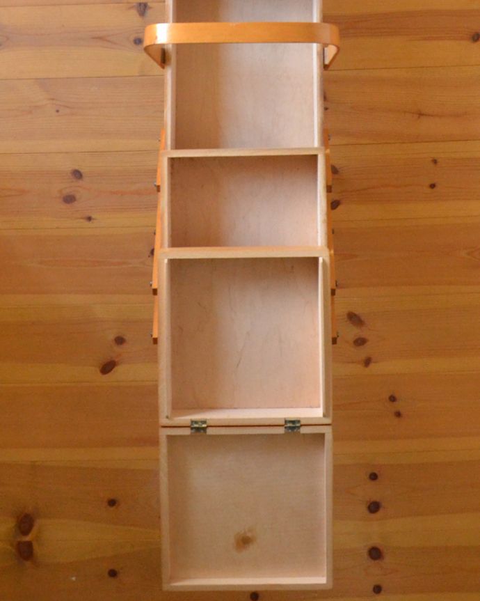 ソーイングボックス アンティーク家具 可愛い脚付き、小物収納にぴったりなアンティークソーイングボックス。アンティークは新品ではないので、経年変化によるキズはありますが、専門の職人によって目立たないようにキレイにお直しをしています。(x-916-f)