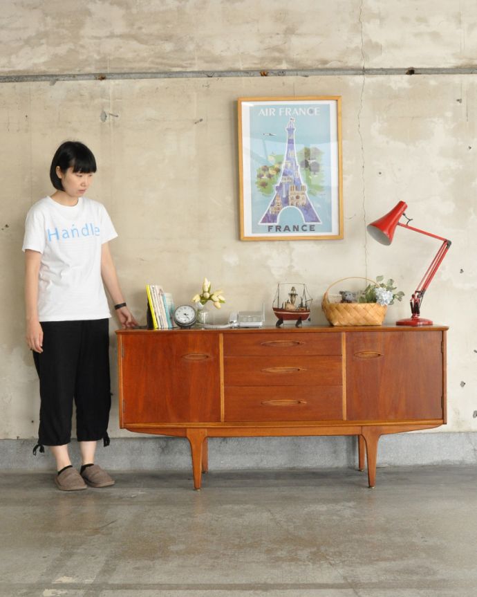 サイドボード アンティーク家具 北欧スタイルの暮らしを彩るインテリア、使いやすいサイズのヴィンテージのサイドボード。スッキリとかっこいいデザインが特徴のサイドボード。(x-917-f)