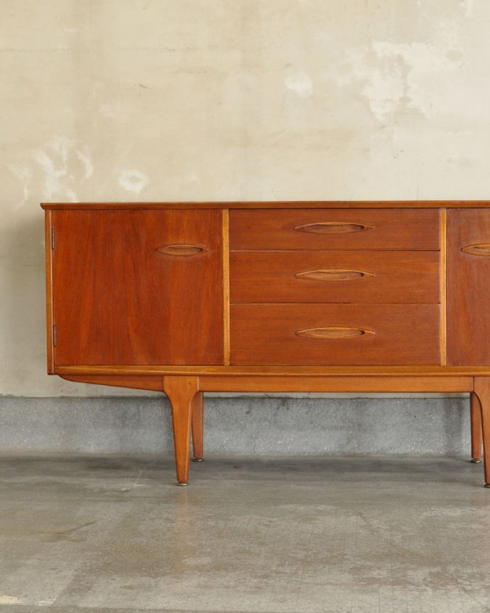 サイドボード　アンティーク家具　北欧スタイルの暮らしを彩るインテリア、使いやすいサイズのヴィンテージのサイドボード。。(x-917-f)