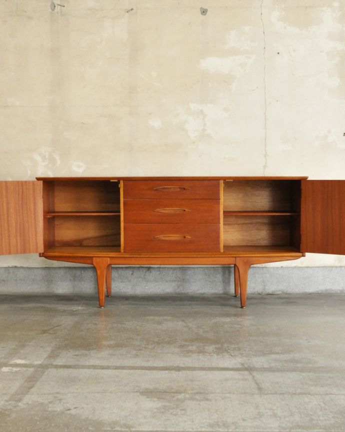 サイドボード アンティーク家具 北欧スタイルの暮らしを彩るインテリア、使いやすいサイズのヴィンテージのサイドボード。両サイドの扉の奥はたっぷり収納。(x-917-f)