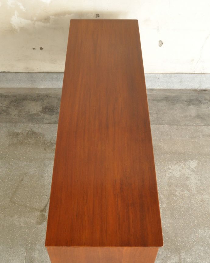 サイドボード アンティーク家具 北欧スタイルの暮らしを彩るインテリア、使いやすいサイズのヴィンテージのサイドボード。天板もキレイに塗装を仕上げました。(x-917-f)