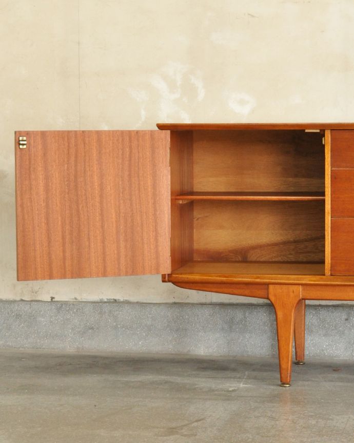 サイドボード アンティーク家具 北欧スタイルの暮らしを彩るインテリア、使いやすいサイズのヴィンテージのサイドボード。文庫本やCDもこのように収納できます。(x-917-f)