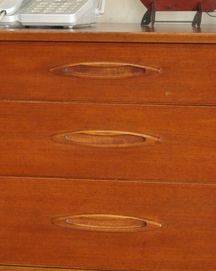 サイドボード アンティーク家具 北欧スタイルの暮らしを彩るインテリア、使いやすいサイズのヴィンテージのサイドボード。シンプルでカッコいい取っ手。(x-917-f)