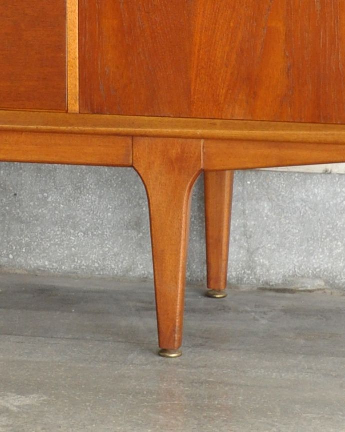 サイドボード アンティーク家具 北欧スタイルの暮らしを彩るインテリア、使いやすいサイズのヴィンテージのサイドボード。安定感のある脚がしっかり支えます。(x-917-f)