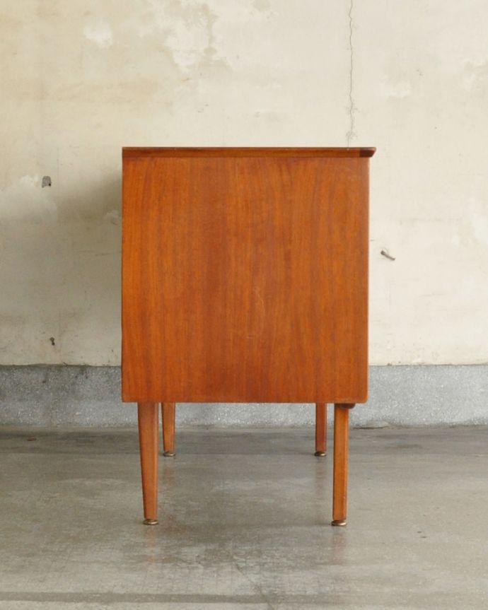 サイドボード アンティーク家具 北欧スタイルの暮らしを彩るインテリア、使いやすいサイズのヴィンテージのサイドボード。サイドから見てもキレイな状態です。(x-917-f)