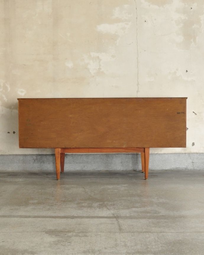 サイドボード アンティーク家具 北欧スタイルの暮らしを彩るインテリア、使いやすいサイズのヴィンテージのサイドボード。アンティークは新品ではないので、もちろん経年変化によるキズはありますが、専門の職人が目立たないようキレイにお直しをしているので、後姿までキレイです。(x-917-f)