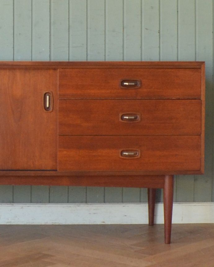 TVボード　アンティーク家具　脚がスッと長く美しいシルエット、引き戸付きのAustin Suite社製のヴィンテージサイドボード。よく使うペン立てやメモ、携帯置きに使いつつ、ディスプレイも楽しめる広さが嬉しいです。(x-918-f)