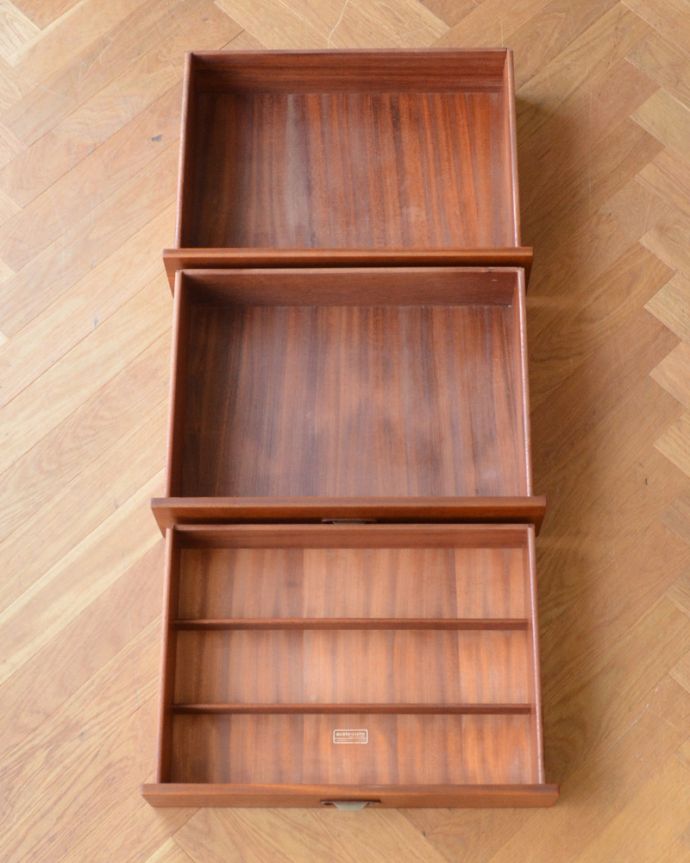 TVボード　アンティーク家具　脚がスッと長く美しいシルエット、引き戸付きのAustin Suite社製のヴィンテージサイドボード。引き出しがあるので細かいものもしまえます。(x-918-f)