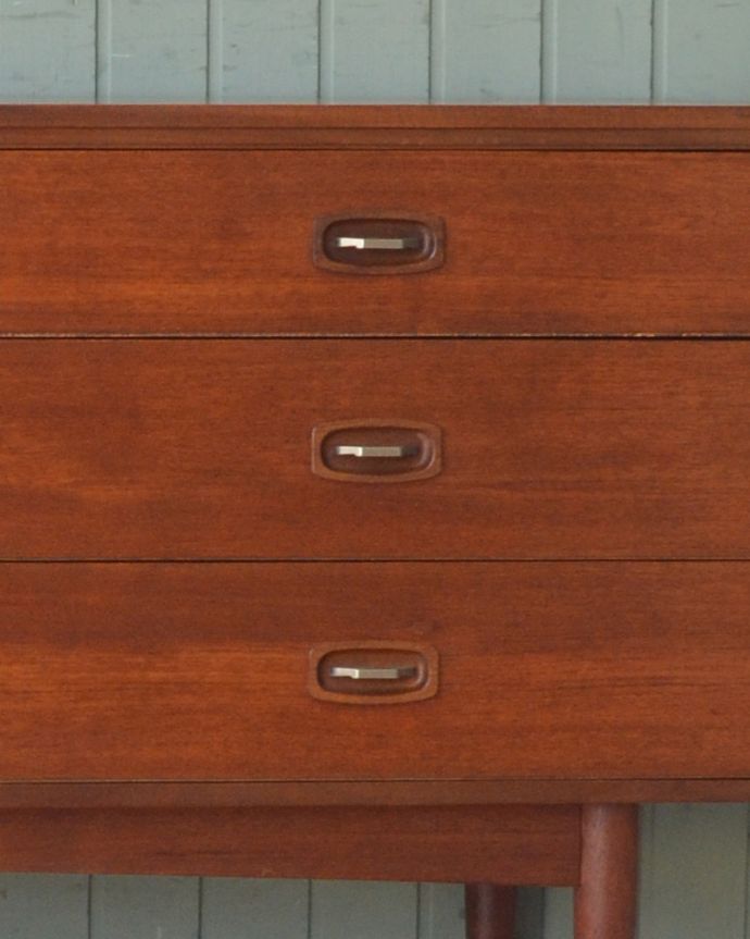 TVボード　アンティーク家具　脚がスッと長く美しいシルエット、引き戸付きのAustin Suite社製のヴィンテージサイドボード。シンプルでカッコいい取っ手。(x-918-f)