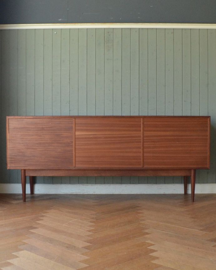 TVボード　アンティーク家具　脚がスッと長く美しいシルエット、引き戸付きのAustin Suite社製のヴィンテージサイドボード。アンティークは新品ではないので、もちろん経年変化によるキズはありますが、専門の職人が目立たないようキレイにお直しをしているので、後姿までキレイです。(x-918-f)