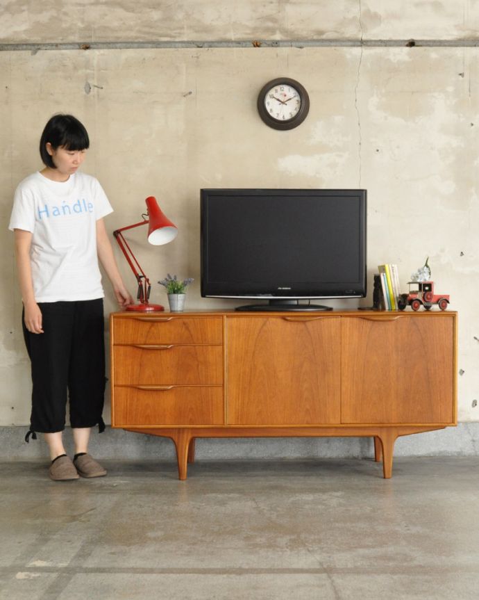 北欧キャビネット　アンティーク家具　憧れていた北欧スタイルのお部屋へ･･･リビングの顔になるマッキントッシュのヴィンテージサイドボード。脚があるので軽やかな印象です。(x-919-f)