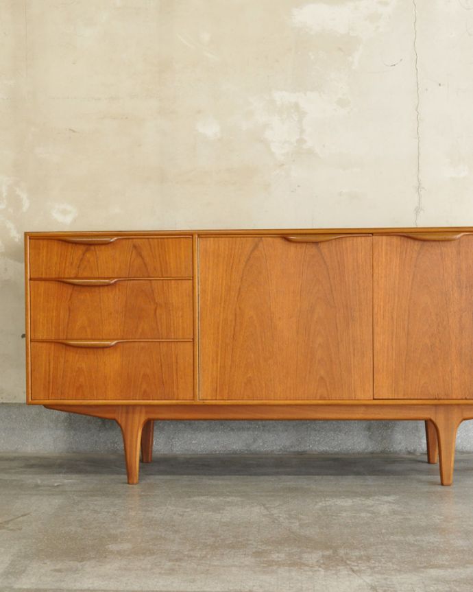 北欧キャビネット　アンティーク家具　憧れていた北欧スタイルのお部屋へ･･･リビングの顔になるマッキントッシュのヴィンテージサイドボード。リビングで電話などの置き場所として使っても最適です。(x-919-f)