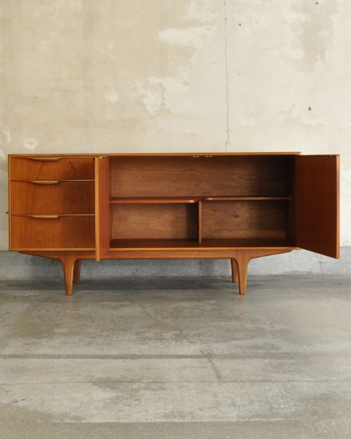 北欧キャビネット　アンティーク家具　憧れていた北欧スタイルのお部屋へ･･･リビングの顔になるマッキントッシュのヴィンテージサイドボード。扉の奥はたっぷり収納。(x-919-f)