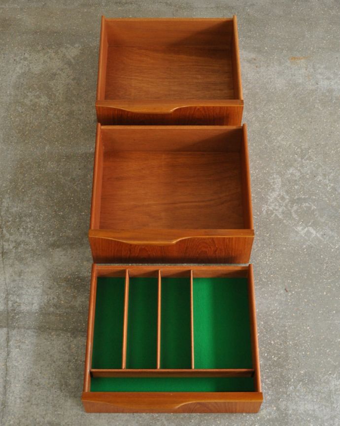 北欧キャビネット　アンティーク家具　憧れていた北欧スタイルのお部屋へ･･･リビングの顔になるマッキントッシュのヴィンテージサイドボード。引き出しは全部で３杯。(x-919-f)