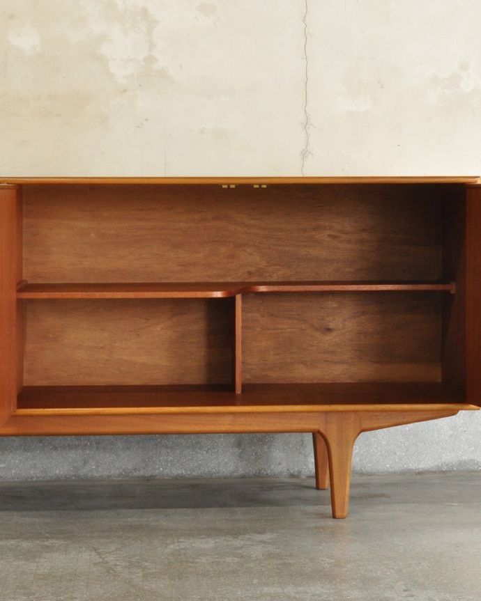 北欧キャビネット　アンティーク家具　憧れていた北欧スタイルのお部屋へ･･･リビングの顔になるマッキントッシュのヴィンテージサイドボード。棚板が付いているのできちんと整理整頓ができます。(x-919-f)