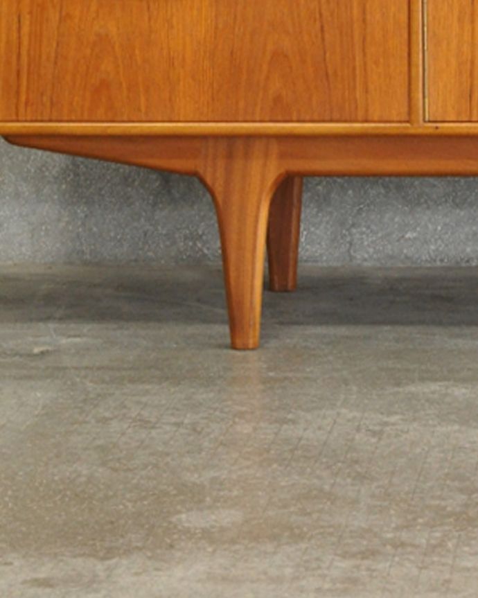 北欧キャビネット　アンティーク家具　憧れていた北欧スタイルのお部屋へ･･･リビングの顔になるマッキントッシュのヴィンテージサイドボード。きちんと支えます。(x-919-f)