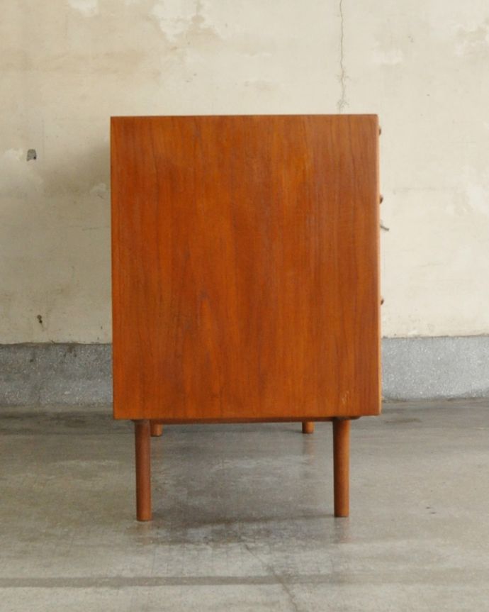 北欧キャビネット　アンティーク家具　憧れていた北欧スタイルのお部屋へ･･･リビングの顔になるマッキントッシュのヴィンテージサイドボード。サイドから見てもキレイな状態です。(x-919-f)