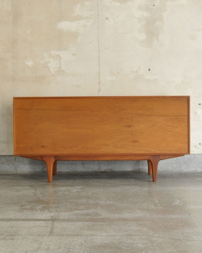 北欧キャビネット　アンティーク家具　憧れていた北欧スタイルのお部屋へ･･･リビングの顔になるマッキントッシュのヴィンテージサイドボード。アンティークは新品ではないので、もちろん経年変化によるキズはありますが、専門の職人が目立たないようキレイにお直しをしているので、後姿までキレイです。(x-919-f)