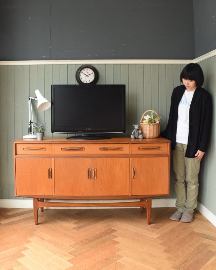 G-PLAN(Gプラン)　アンティーク家具　Gプランの北欧テイストのインテリア、一番使えるサイズのヴィンテージサイドボード。スッキリとかっこいいデザインが特徴のサイドボード。(x-920-f)